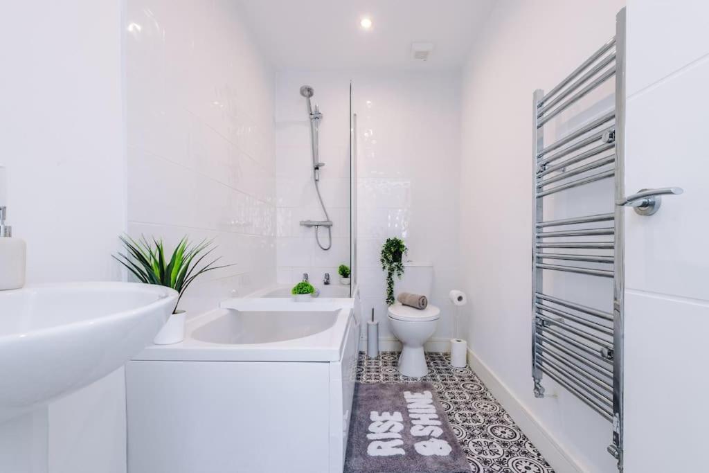 Stylish Four Bedroom House In St Helens By Eason Stays, For Contractors Digs And Weekend Stays, With Free Parking المظهر الخارجي الصورة